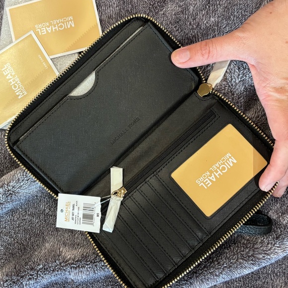 Brand new Michael kors Jet set multifunctional phone case wallet - Picture 4 of 7